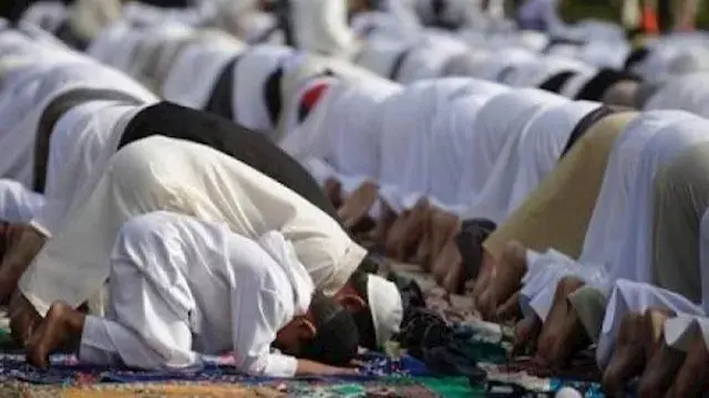 هل تأخير الصلاة لمتابعة المبار...