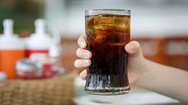 قبل أن تشربها.. ماذا تفعل المشروبات الغازية الداكنة بكليتيك؟