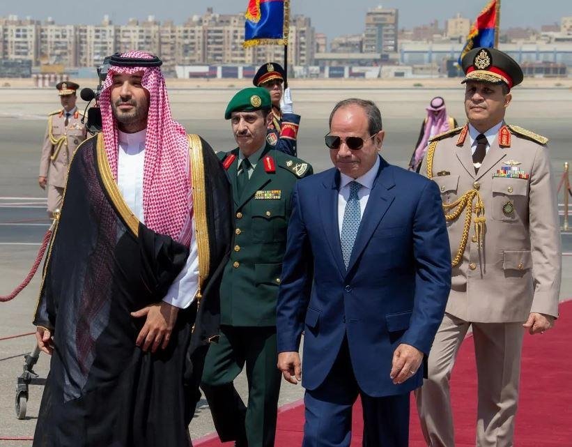 الرئيس السيسي يستقبل ولي العهد السعودي بمطار القاهرة