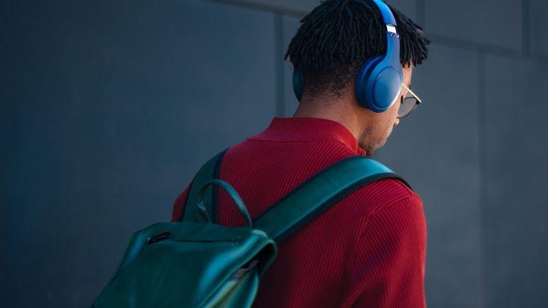 الجيل "زد" مهووس بسماعات الرأس وخبراء يحذرون من عواقب غير متوقعة