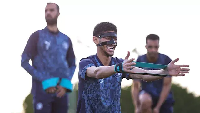 أحمد عاطف يظهر بقناع واقٍ في مران بيراميدز استعدادًا لسيراميكا