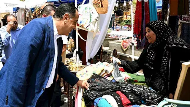 مدبولي يتفقد معرض الحرف التراث...