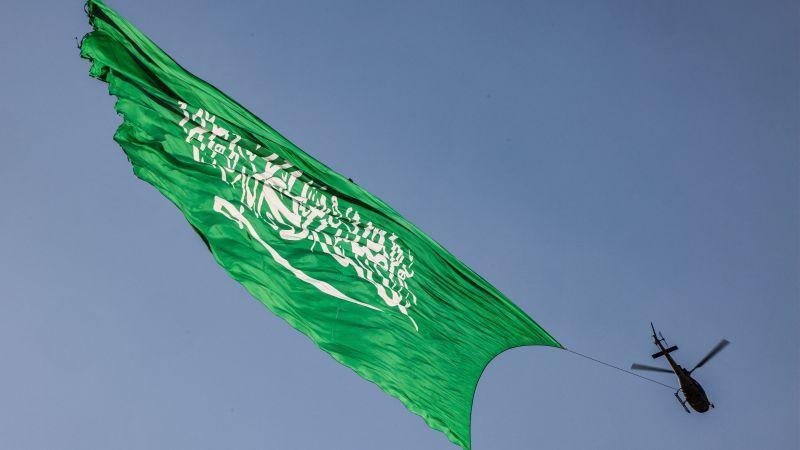 السعودية.. إصابة شخصين وأضرار بمبانٍ ومركبات جراء سقوط شظايا صاروخين بعد اعتراضهما