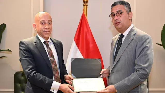 وزير التموين يكرم مفتشًا بالإس...