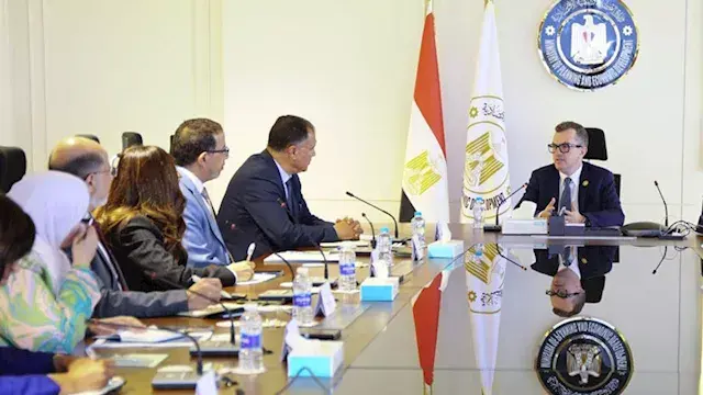 وزير التخطيط يبحث مع البنك الإ...