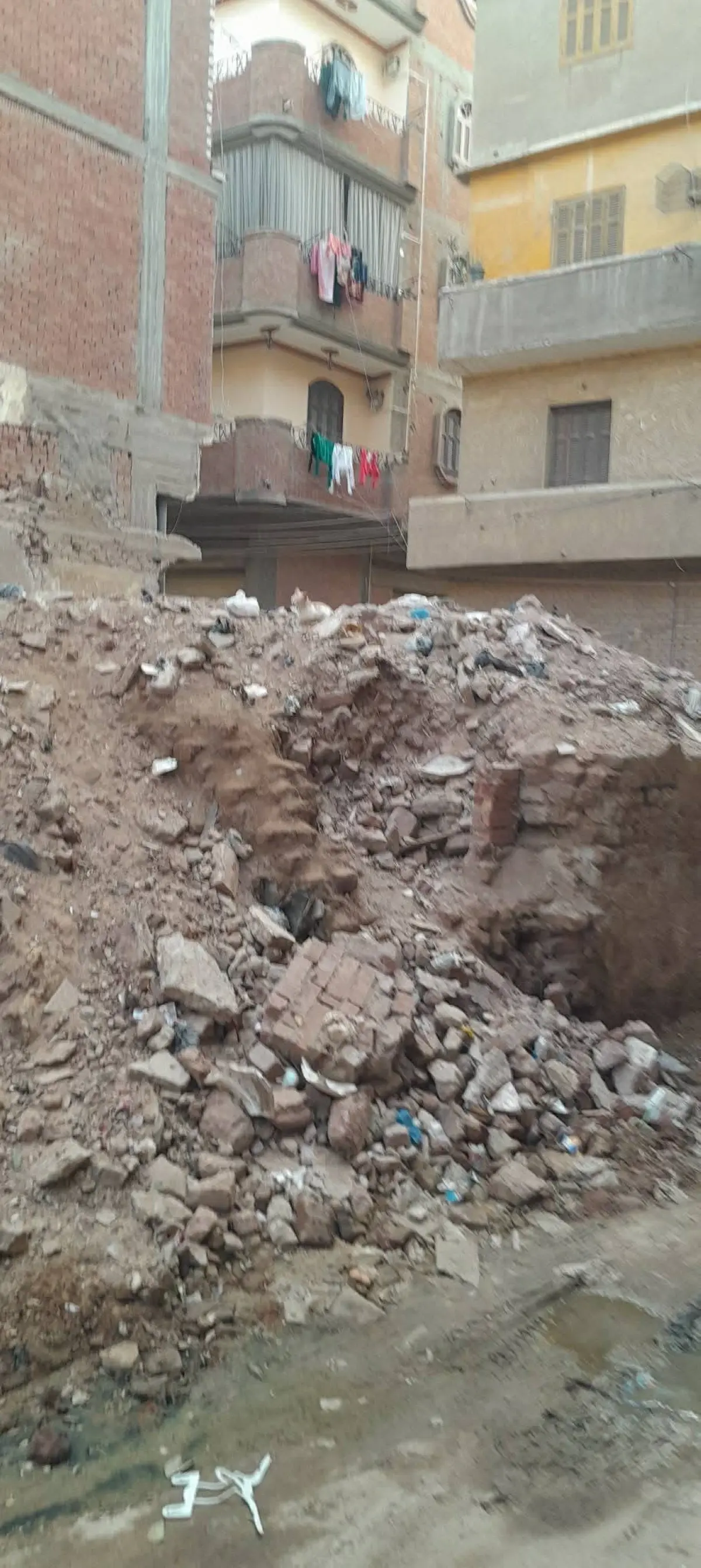 «بقينا عايشين وسط مقلب زبالة».. أهالى البر الشرقى بشبين الكوم يطالبون برفع مخلفات الهدم