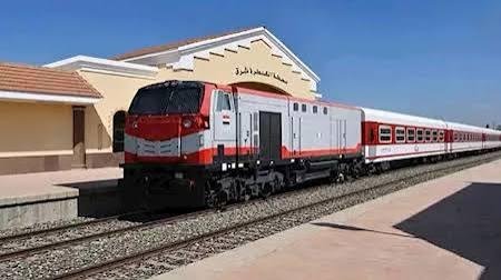 ناظر محطة طهطا ينقذ راكبا حاول الصعود إلى القطار قبل توقفه