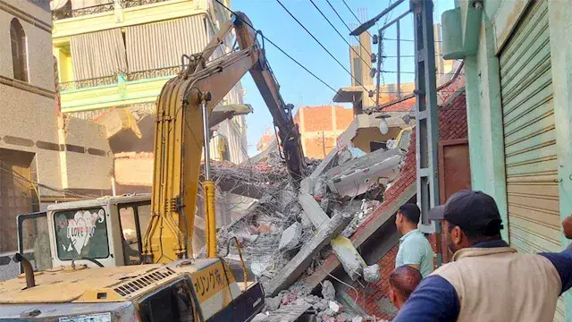 ‬سقط جزء منه على المسجد.. بدء...