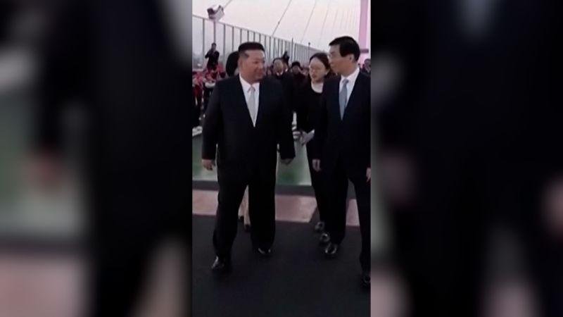 شاهد.. كيم جونغ أون يعبر جسراً جديداً يربط بين كوريا الشمالية والصين
