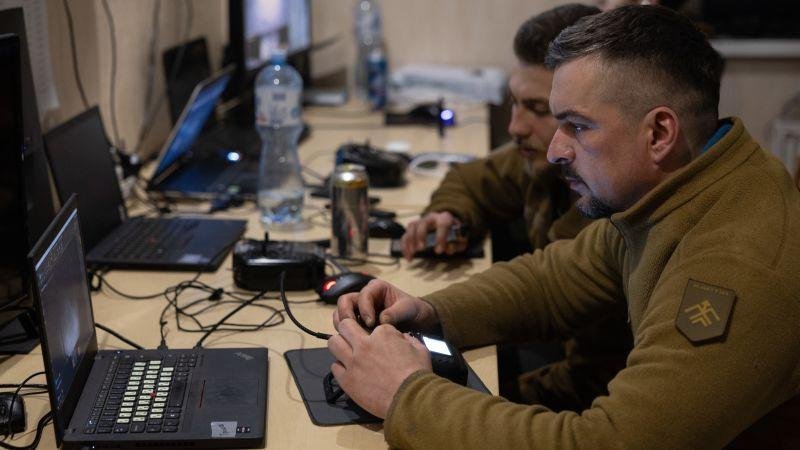 كيف زاد ترامب وماسك وزيلينسكي من صعوبة "لغز تعطل ستارشيلد" في أوكرانيا؟