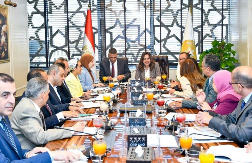 عوض تترأس الاجتماع الثاني للجن...