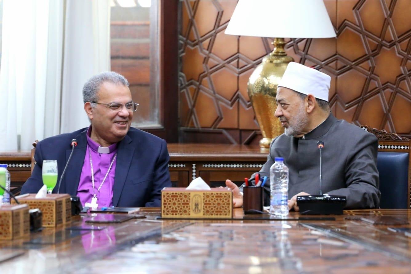 رئيس الطائفة الإنجيلية يهنئ ال...