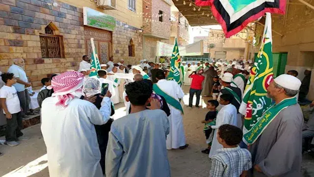 بالدفوف والزغاريد وإلقاء الحلو...