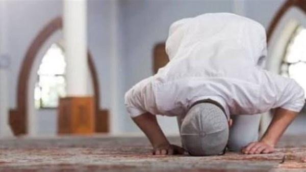 ما حكم ذكر اسم الشخص في الدعاء خلال الصلاة؟