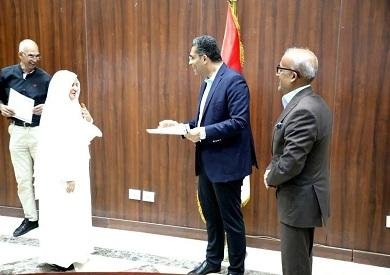 محافظ البحر الأحمر يسلم خمس معتمرات هدايا العمرة وجوازات السفر ويودعهن قبل التوجه إلى الأراضي المقدسة