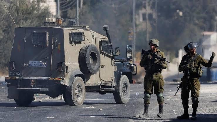 القدس.. شرطي إسرائيلي يلقي قنبلة صوت داخل سيارة تقل فلسطينيين