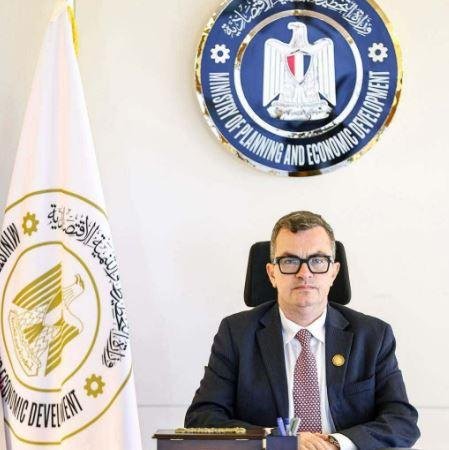 وزير التخطيط يتابع خطة فض التش...
