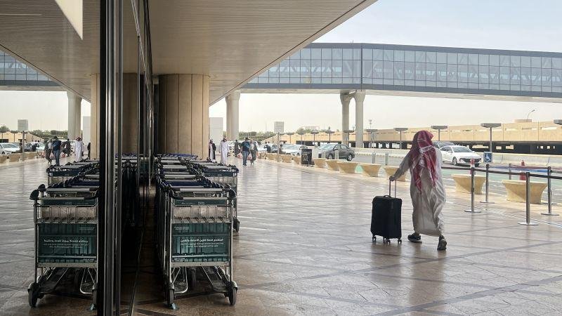 السعودية: هجوم بـ"مقذوف مجهول" على صالة رقم 4 بمطار الملك خالد