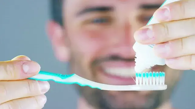 أفضل وقت لتنظيف الأسنان.. قبل أم بعد تناول وجبة الإفطار؟