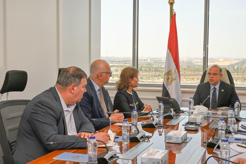 وزير الاستثمار يبحث مع بنك أوف...