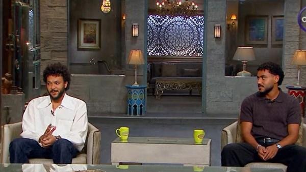 3 سنوات فقط تفصل بينهما.. ويجز وشقيقه يكشفان تفاصيل علاقتهما منذ الطفولة