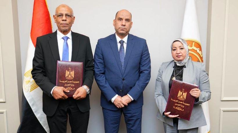 وزير العمل يشهد توقيع بروتوكول...