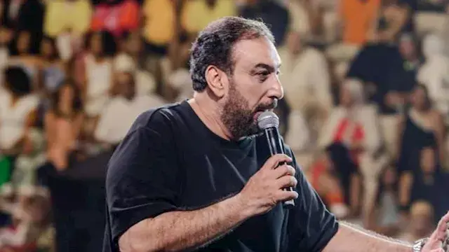 بالصور.. حسام حسني يحيي حفلا غ...