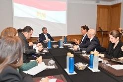 وزير السياحة يبحث مع كبار منظم...