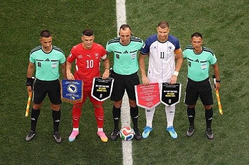 قادة منتخبات كأس العالم يتبادل...