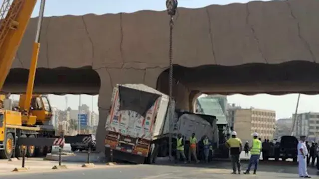 اصطدام سيارة نقل بكوبري الرماي...