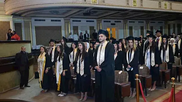 جامعة القاهرة تحتفل بتخريج دفع...