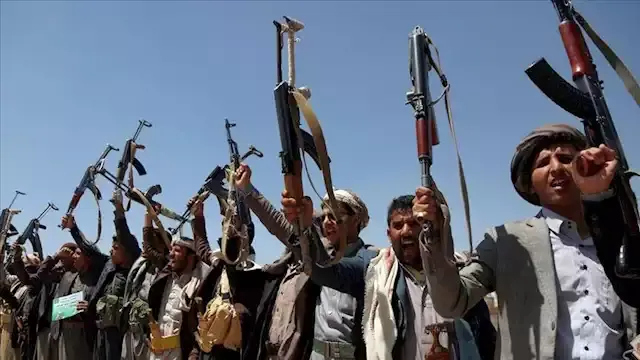 الحوثيون يهددون بفرض حظر للملا...