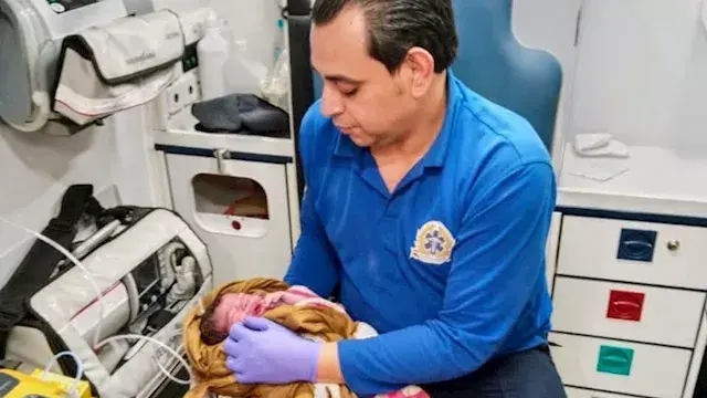 تحت صوت "السرينة".. ولادة ناجحة داخل سيارة إسعاف بالمنيا