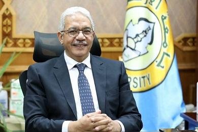 الدكتور محمود صديق رئيس جامعة...