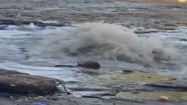 كسر بخط رئيسي يقطع مياه الشرب...