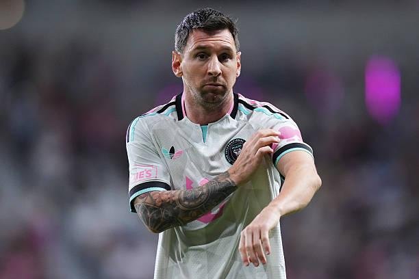 ميسي يتبرع بـ80 ألف يورو لدعم...