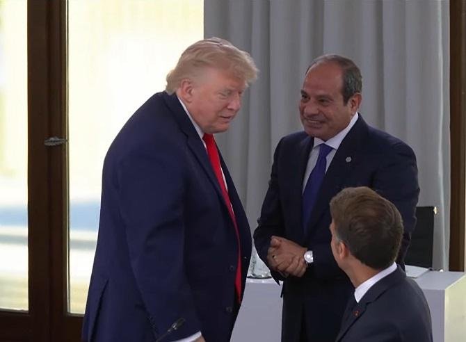 حديث ودي جانبي بين الرئيس السي...