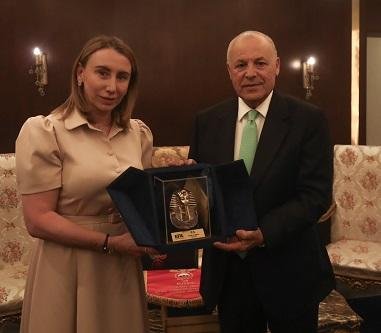 أبو ريدة يتبادل الدروع التذكار...