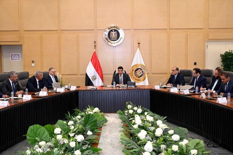 وزارة الصناعة تشكل لجنة لبحث تحديات قطاع الأسمنت وزيادة الطاقة الإنتاجية
