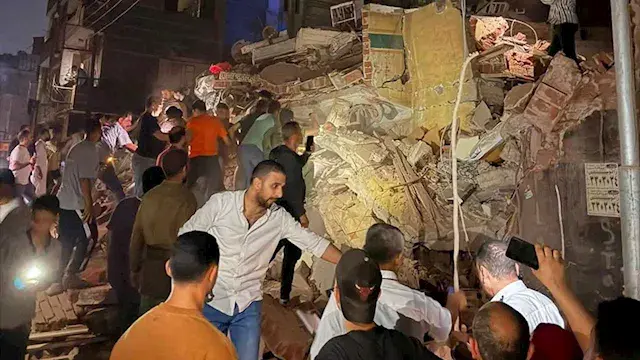 انتشال جثمان اول ضحية من عقار...