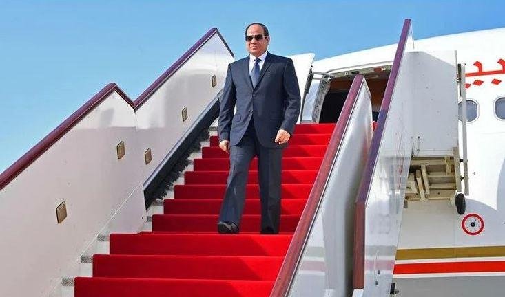 السيسي يصل الدوحة لتقديم العزا...