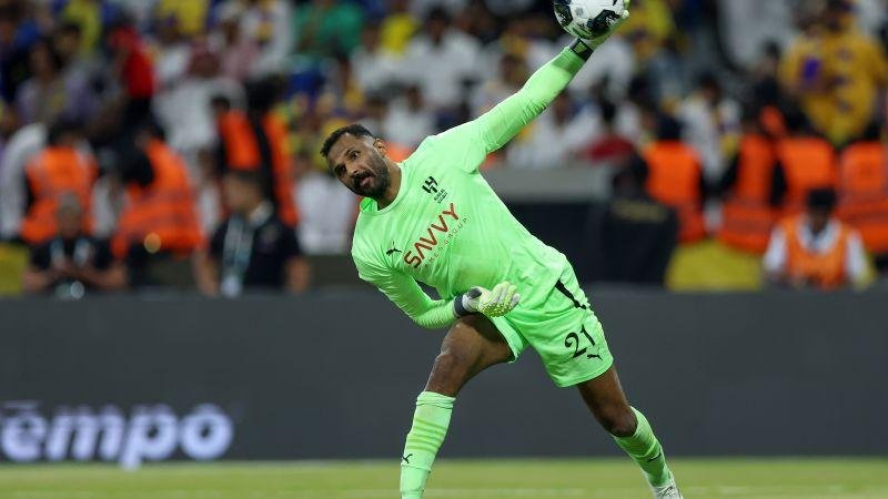لاعبو الهلال والاتحاد يُكرمون "العويس" خلال الكلاسيكو