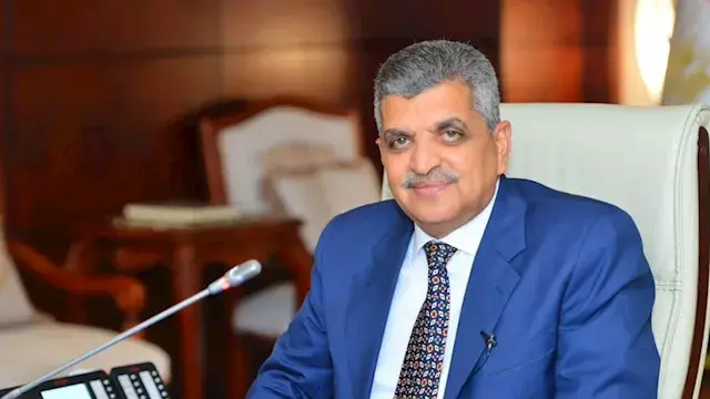 الفريق أسامة ربيع: إغلاق مضيق...