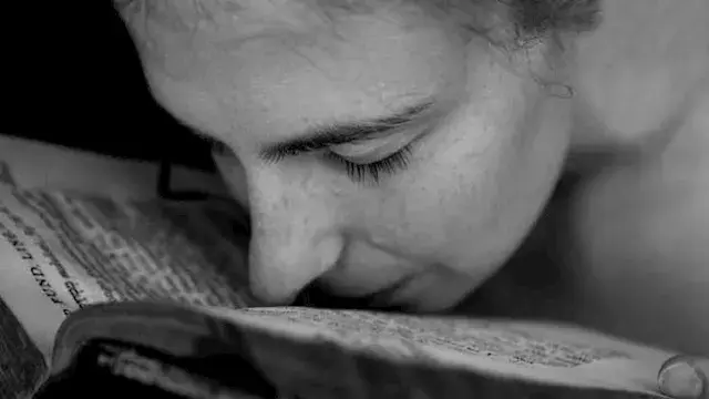 لماذا ننجذب إلى رائحة الكتب ال...