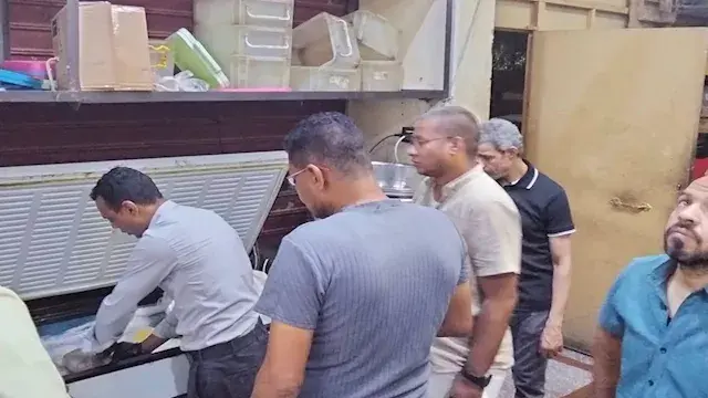 حشرات على اللحوم.. مداهمة مطعم...