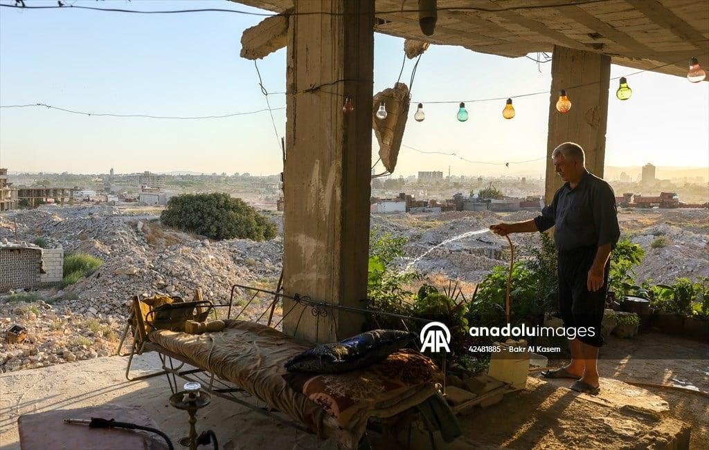 جوبر بعد الحرب.. سوري يحرس ذكرياته بحديقة معلقة وسط الدمار