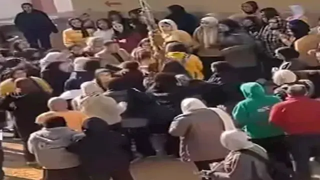 "الجلوس في الفصل" يشعل مشاجرة بين طالبات وسيدة أمام مدرسة بالقاهرة