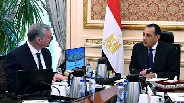 رئيس الوزراء يتابع مع وزير الب...