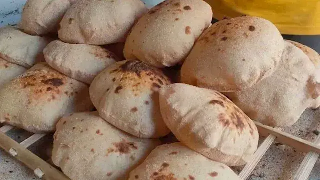 5 أرغفة لكل مواطن.. شعبة المخا...