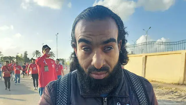 مشجع من ذوي الهمم أمام استاد ب...